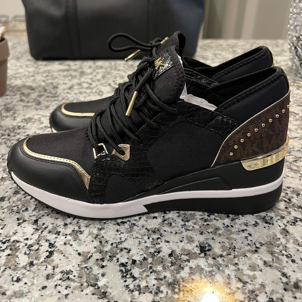 MICHAEL Michael KORS Women’s Liv Trainer Signature Logo Sneakers
